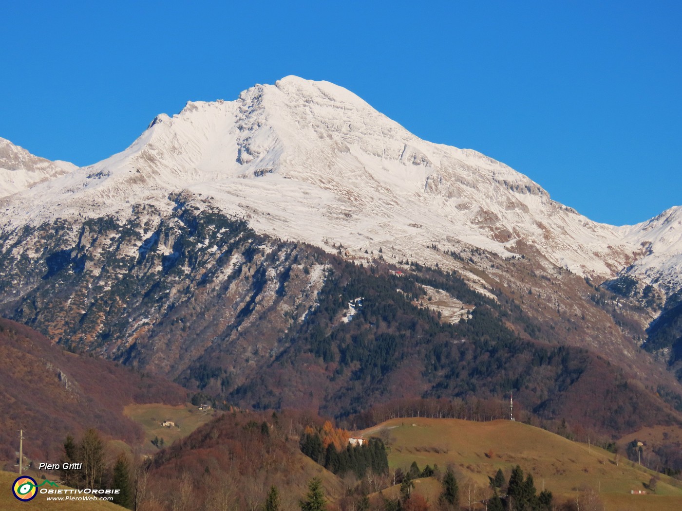 10 Dal roccolo di Valpiana zoom sul Pizzo Arera (2512 m).JPG
